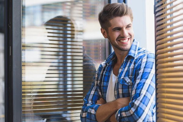 Trabajador disfrutando del aire fresco de su oficina — Foto de Stock