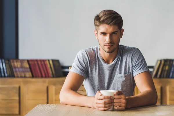 Estudiante sentado en el escritorio — Foto de Stock