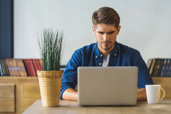 Local de trabalho típico de um freelancer — Fotografia de Stock