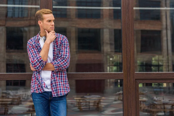 Hombre guapo parado fuera del edificio de oficinas —  Fotos de Stock