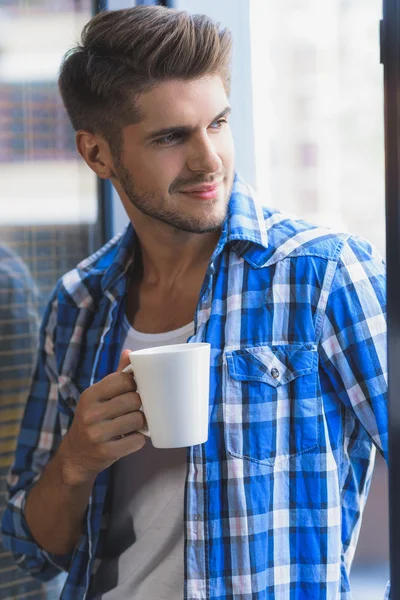 Jovem empresário desfrutando caneca de café Imagens Royalty-Free