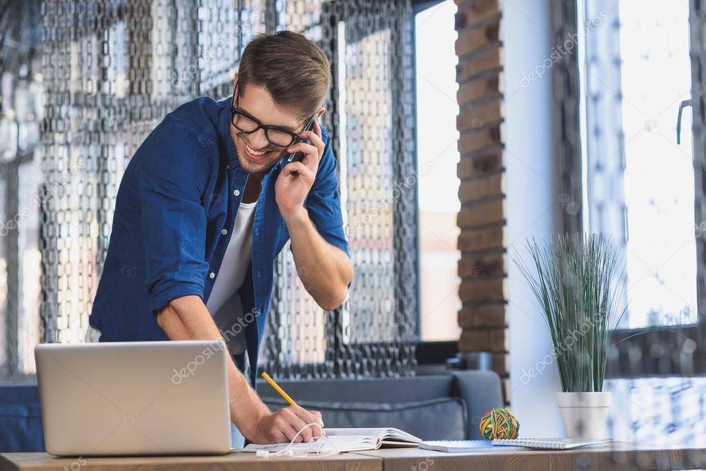 Переговоры с клиентом. Успешные переговоры. Работы фрилансеров примеры. Сотрудник и клиент. Бизнес и предпринимательство.