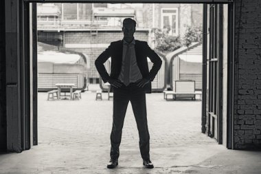 Karanlık endüstriyel salonda vakit adam