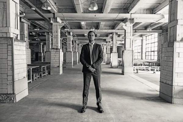 Hombre pasando tiempo en la sala industrial oscura — Foto de Stock