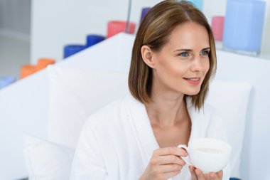 Spa merkezinde vakit geçiren güzel kadın