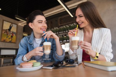 iki mutlu kadın latte macchiato içme