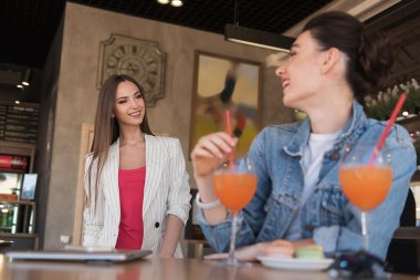 suyu içme ve onun arkadaşı arayan kadın