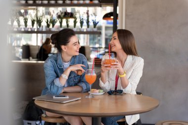 sohbet ve içki arkadaşlar