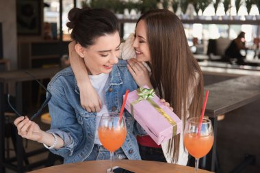 kız kardeşi hediyesi tutan kadın