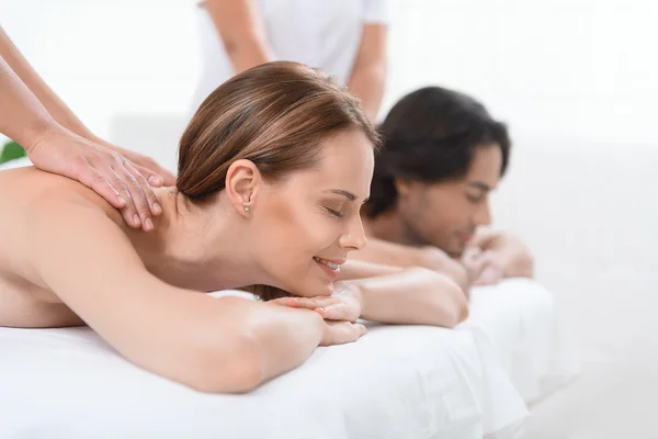 Щаслива пара отримує масаж в спа — стокове фото