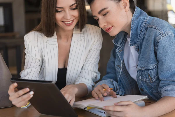 Mulheres atraentes loja on-line a partir de um tablet digital — Fotografia de Stock