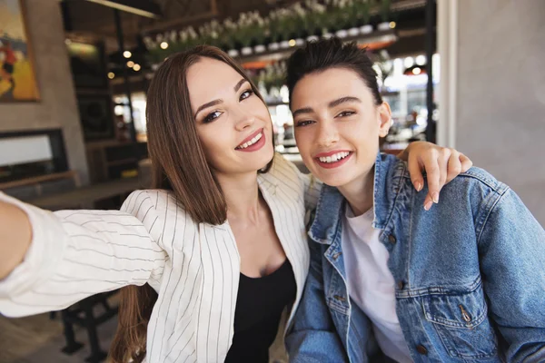 Két modern lány látszó-ba egy kamera — Stock Fotó