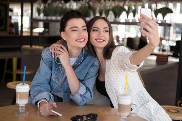 Venner tager en selfie i en cafe - Stock-foto