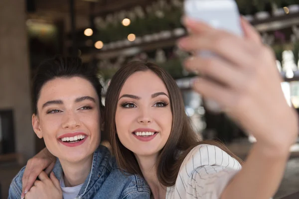 Foyer sélectif d'un visage féminin heureux — Photo