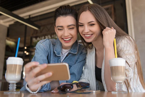 Foco seletivo em mulheres sorrindo — Fotografia de Stock