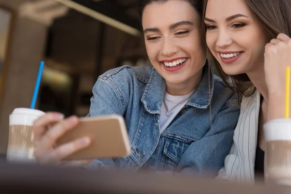 Selektivt fokus av två vänner skrattar — Stockfoto