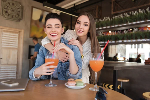 Chica bebiendo cóctel mientras su amigo abrazándola —  Fotos de Stock