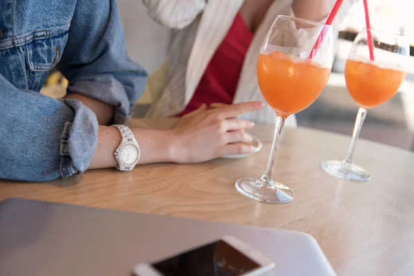 Primer plano de una mesa con bebidas en ella —  Fotos de Stock