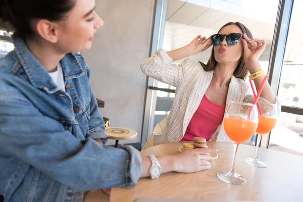 Chicas jugando en una cafetería —  Fotos de Stock