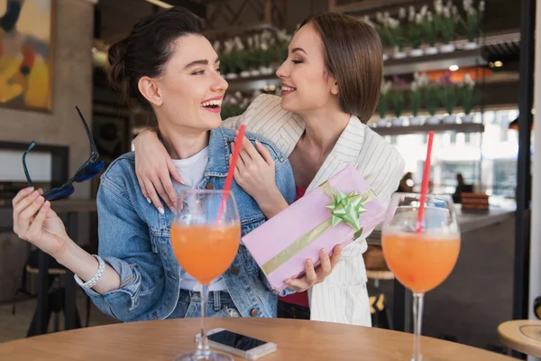 Glückliche Frau genießt ihr Geschenk — Stockfoto