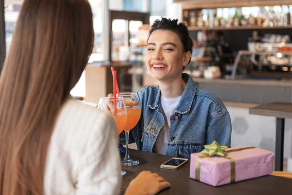 Amigas hablando en un café — Foto de Stock