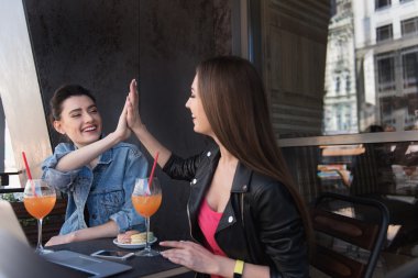 açık havada dinlenme süre gülüyor kadın