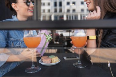 Kızlar yemek ve celebating bir sokak Cafe