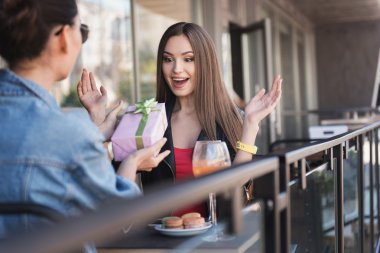 kadın bir hediye kutusu izlerken sürpriz arıyor