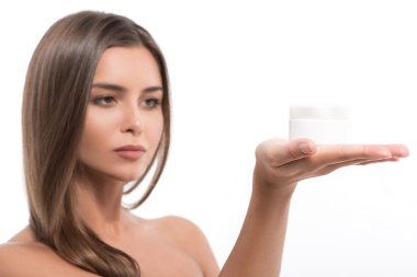 Kozmetik ürün sunan güzel kadın