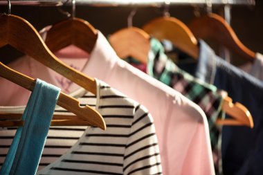 Ahşap askılarda modaya uygun giysiler