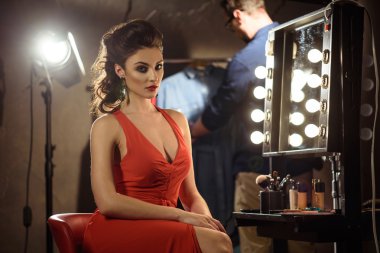 Kulislerde dinlenen kendinden emin genç kadın