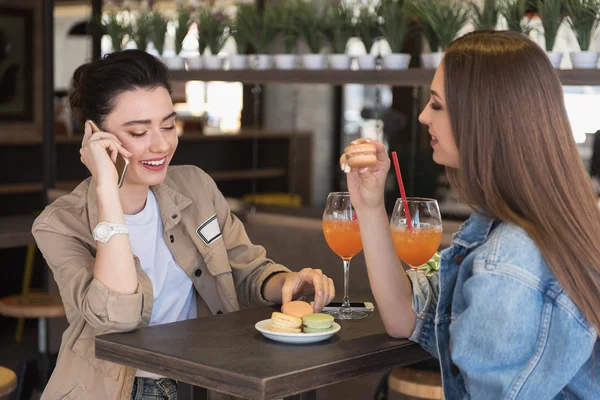 Estudiantes sentadas en una cafetería —  Fotos de Stock