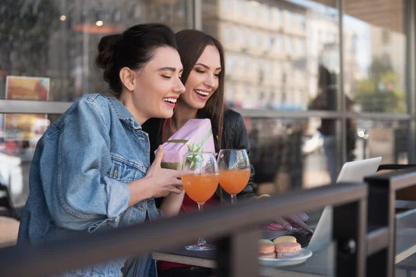 Onu mevcut defter önünde tutan kadın