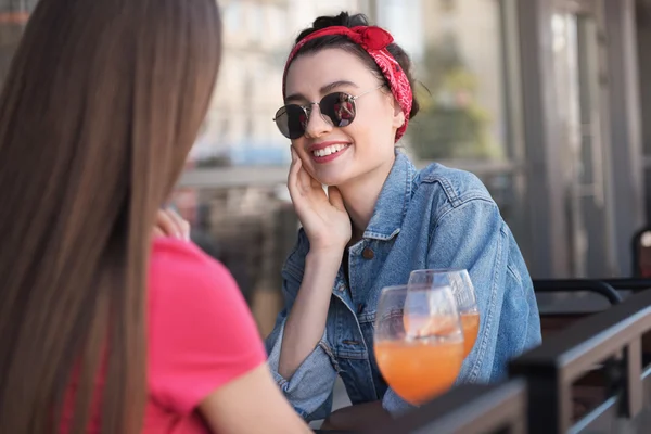 Jóvenes mujeres modernas hablando al aire libre —  Fotos de Stock