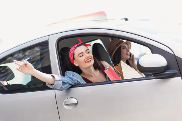 Mujeres despreocupadas en un viaje en el coche — Foto de Stock