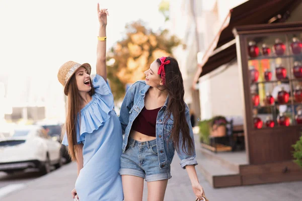 Mulher relaxada e feliz andando — Fotografia de Stock