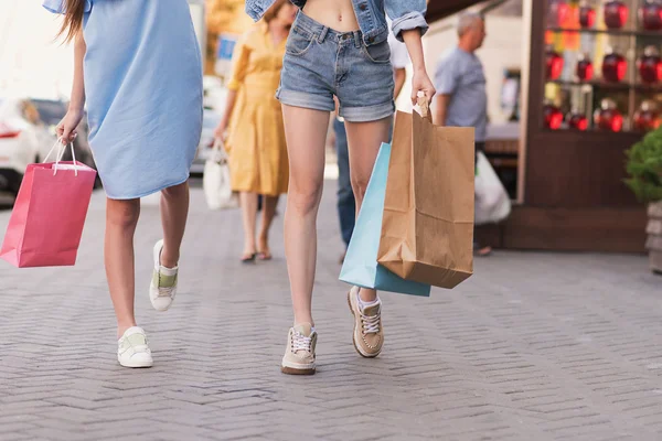 Stijlvolle vrouwen wandelen op straat met aankopen — Stockfoto