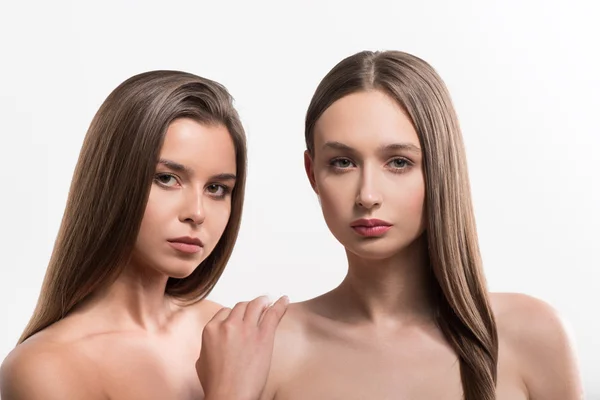 Vackra unga flickor vårdar sin hud — Stockfoto