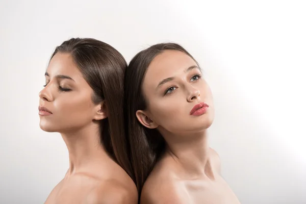 Serine jonge vrouwen genieten van vrede en zuiverheid — Stockfoto