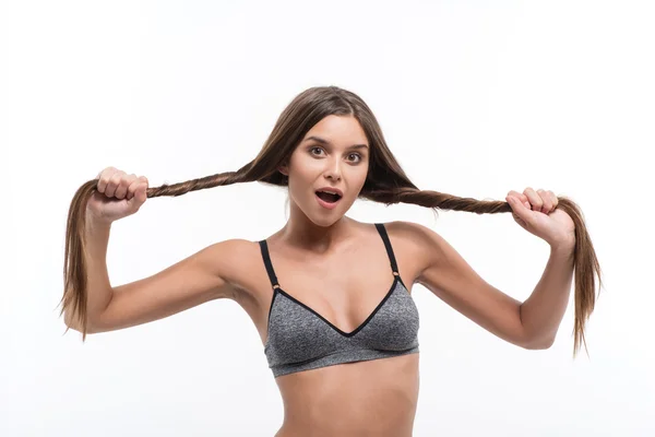 Fröhliches Mädchen überprüft Haarstärke — Stockfoto