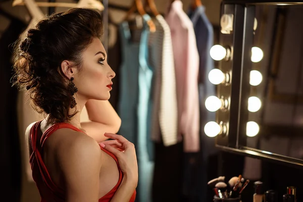 Elegant young woman doing hairstyle backstage — Stock Photo, Image