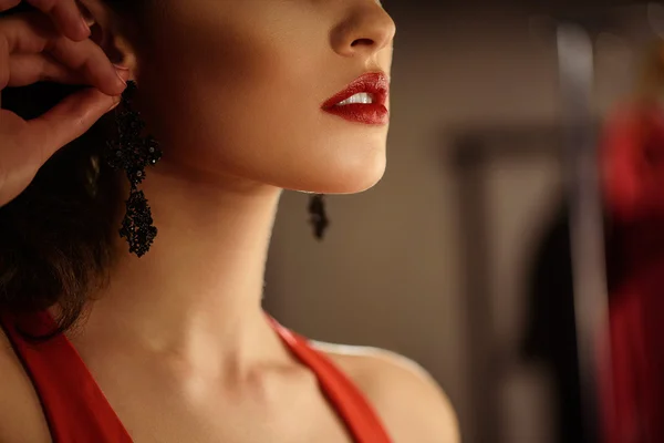 Voluptuous girl preening in dressing room — Stock Photo, Image