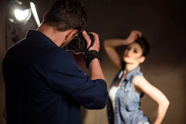 Man photographing woman in studio — Stock Photo, Image