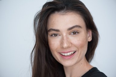 copyspace ile beyaz arka plan üzerinde esmer yüz