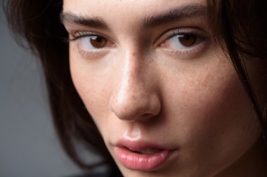 açık gri renkli kadın yüzünü