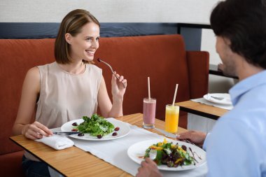 Erkek ve kadın café'de öğle yemeği