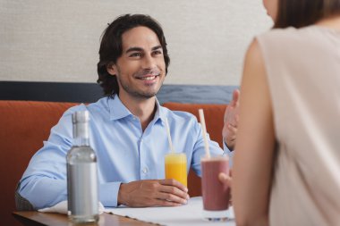 Erkek ve kadın café'de öğle yemeği