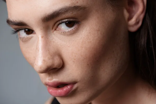 Mädchen posiert im Studio isoliert auf weißem Hintergrund — Stockfoto