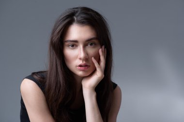 açık gri renkli ile boşaltmak izole stüdyoda poz kız