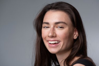 kadın yüzü açık gri renkli ile boşaltmak izole Studio